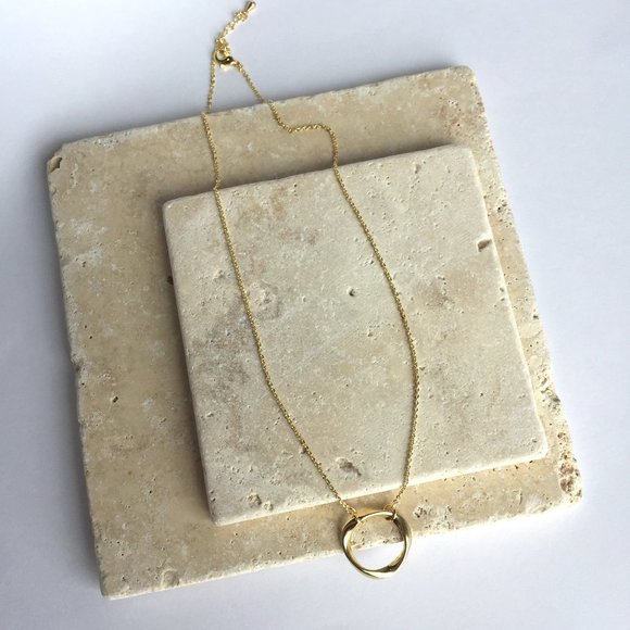 Gold wavy Circle Necklace - Picture 5 of 6